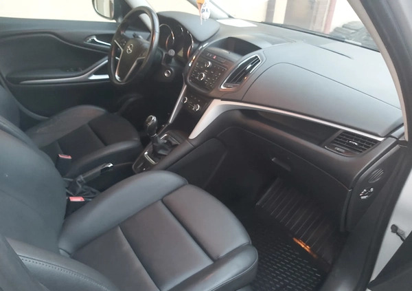 Opel Zafira cena 23400 przebieg: 289500, rok produkcji 2012 z Opatów małe 352